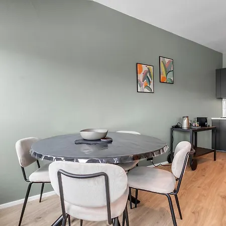 Modern 1br Flat In Apartment *